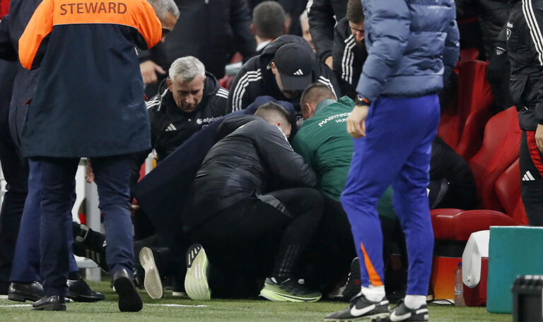 Drama bei Ländermatch: Co-Trainer muss wiederbelebt werden (FOTOS)