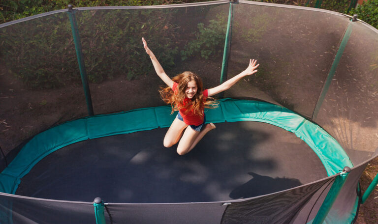 Jetzt warnen Ärzte vor dem Trampolinspringen