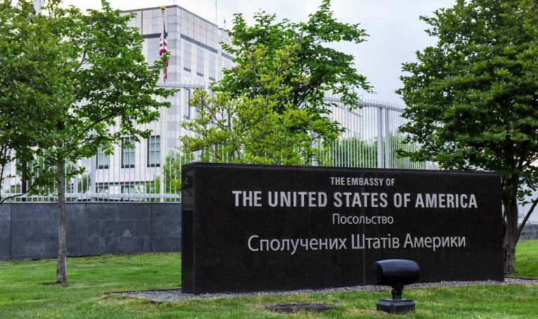 Luftangriff möglich: US-Botschaft in Kiew schließt