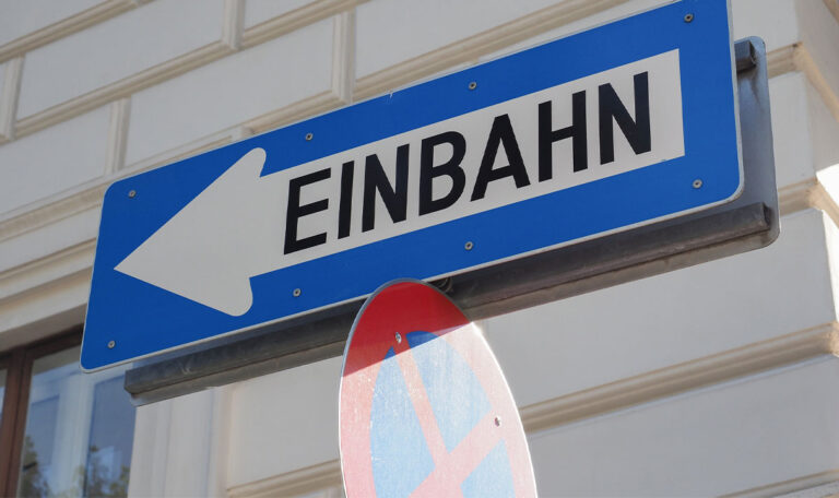 Wien führt jetzt Verkehrsschilder aus Holz ein