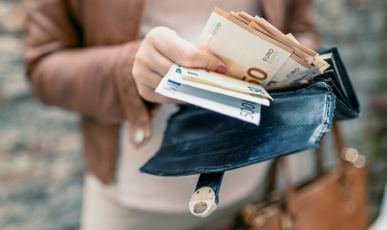 So spart eine arbeitslose 27-Jährige monatlich 1000 Euro! (VIDEO)