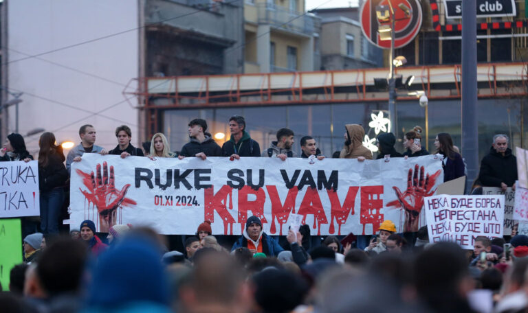 Proteste in Serbien: Zehntausende fordern Rücktritt von Präsident Vucic (VIDEO)