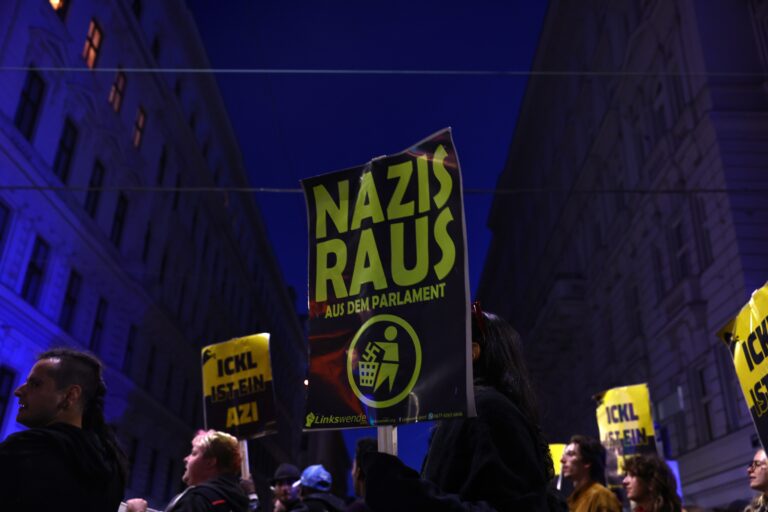 Zehntausende bei Demo gegen Blau-Schwarz (FOTOS+VIDEO)