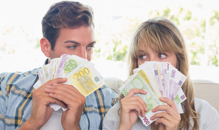 Geld in Beziehungen: Wie teilt man sich die Kosten?