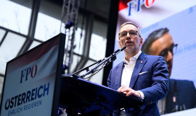 Aktueller Bericht zeigt Anstieg rechtsextremer Verflechtungen in der FPÖ