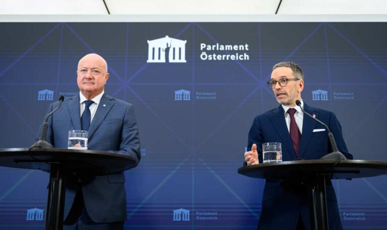 Gegenseitige Angriffe bremsen Koalitionsgespräche