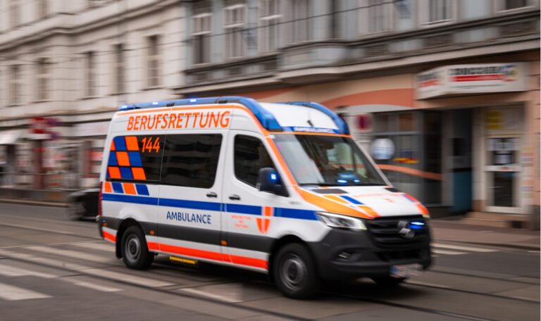 Messer-Attacke am Bahnhof: Obdachloser sticht Security nieder