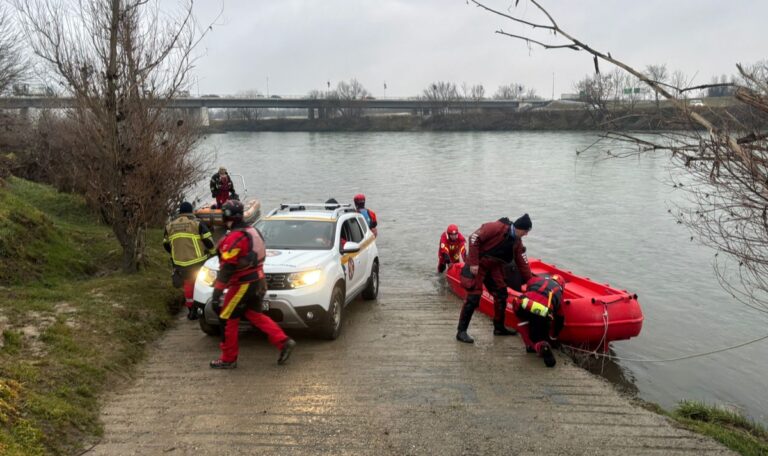 Mutter geht mit Dreijähriger in Fluss – und kommt alleine zurück