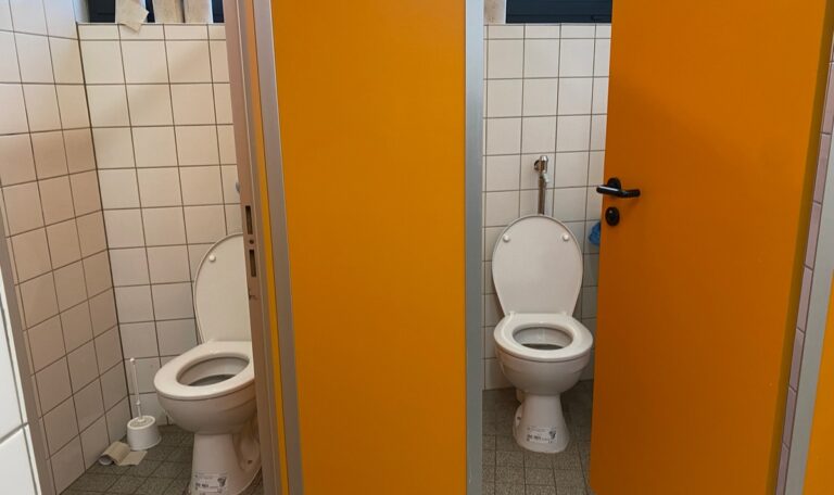 Schüler müssen ab sofort eigenes Klopapier mitbringen