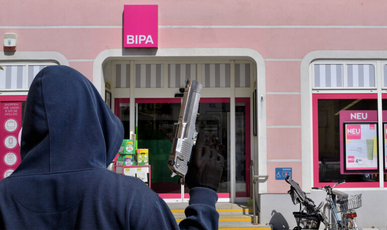 Wien-Favoriten: Mann raubt mit Pistole BIPA-Filiale aus!