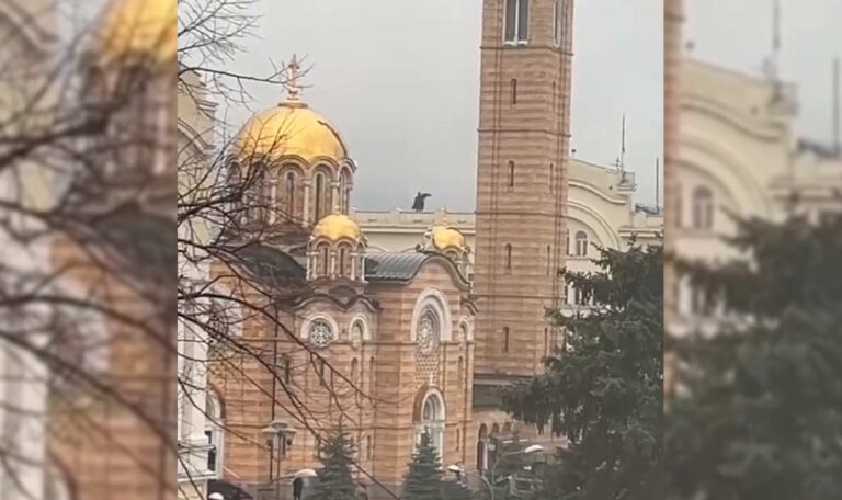 „Batman“ wacht auf Kathedrale über Banja Luka (VIDEO)
