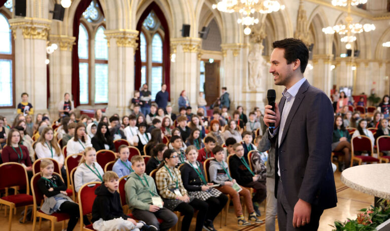 NEOS-Bildungsminister greift durch: Smartphones im Klassenzimmer tabu
