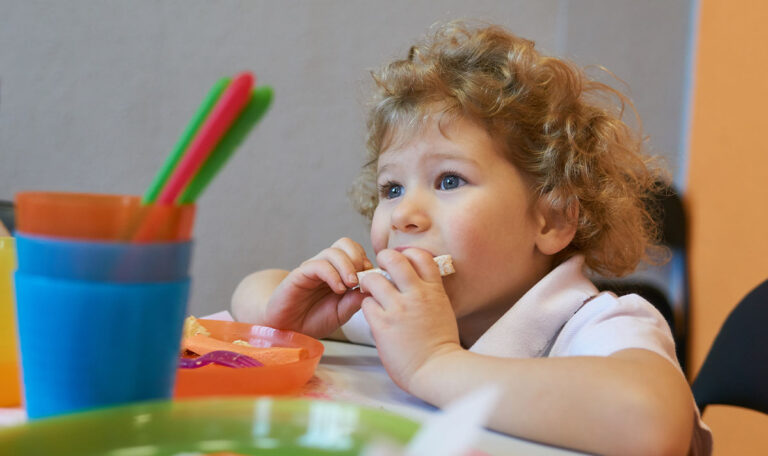 „Zu viele Schadstoffe“: Finger weg von diesen Kindersnacks