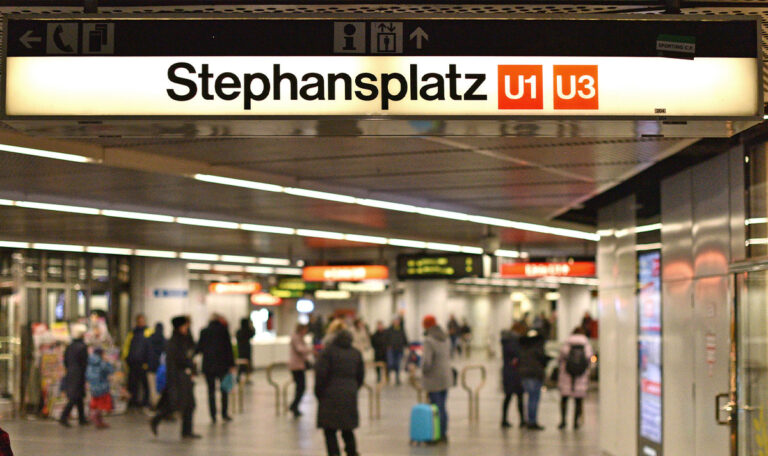 U-Bahn-Attacke: Trio prügelt auf Schlafenden ein – für Zigaretten