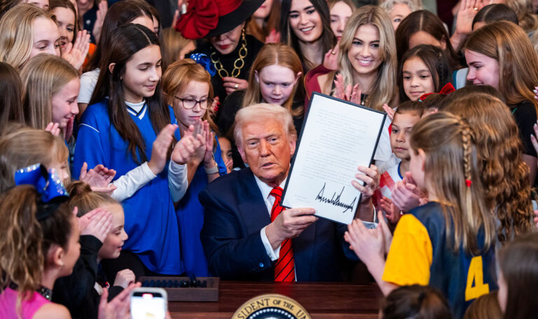 Trump verbietet Transgender-Athleten im Frauensport (VIDEO)