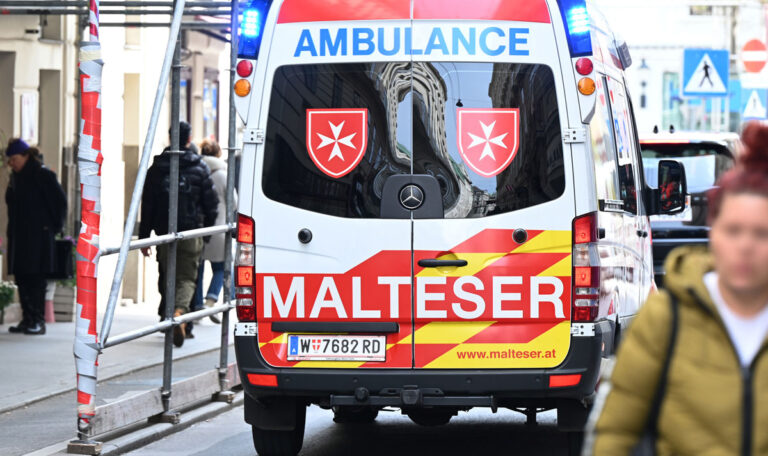 30-Jährige mit Schnittverletzungen im Stiegenhaus entdeckt – Polizei ermittelt