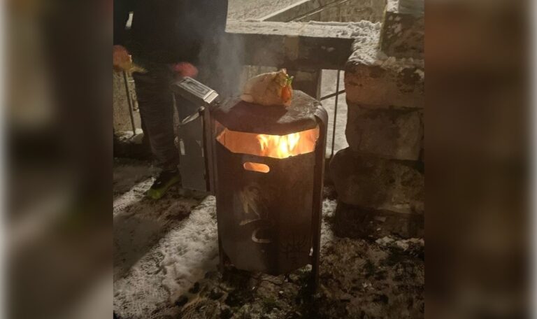 Männer grillten Hähnchen auf Mistkübel im Park