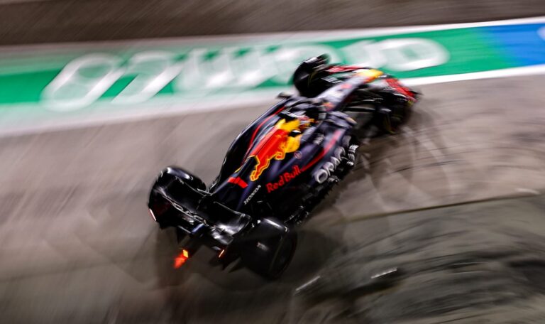 Bahrain: Regenchaos bei Formel-1-Tests sorgt für Überraschungen