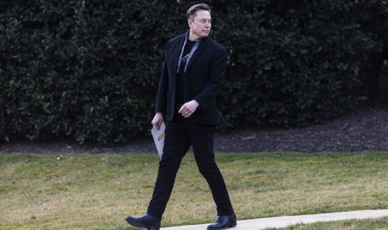 Musk unter Druck: Tesla-Aktie stürzt ab, Schlaf wird Luxus