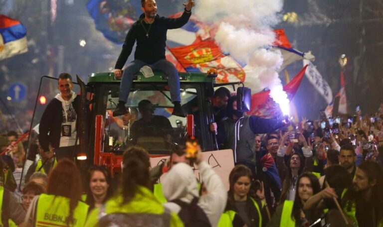 Proteste in Belgrad eskalieren: Verdächtige Gruppen eingeschleust?