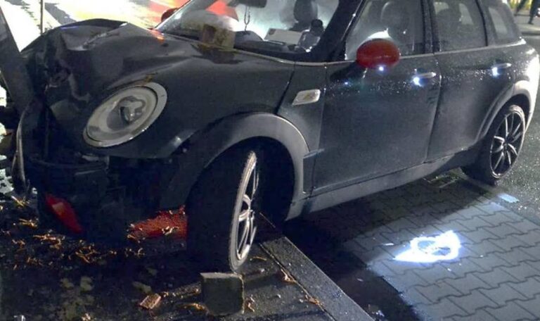 Teenager klaut Opas Auto und baut Unfall – Totalschaden
