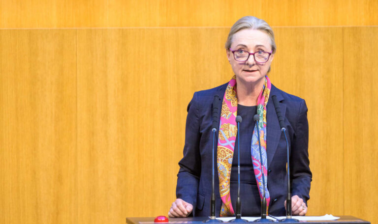Freiheitliche Kolm warnt: Regierung ignoriert Rezession!