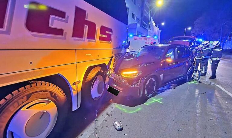 In Baum und Bus gerast: Schwere Unfälle am Gürtel (FOTOS)