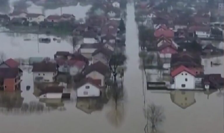 Hochwasser in Bosnien: Notstand in mehreren Städten ausgerufen (VIDEOS)