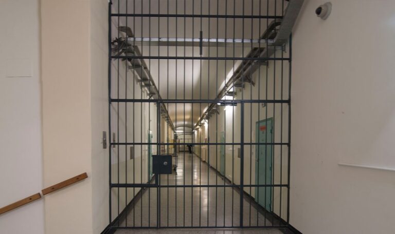 Keine Plätze: Jugendliche und Erwachsene müssen sich Zellen teilen