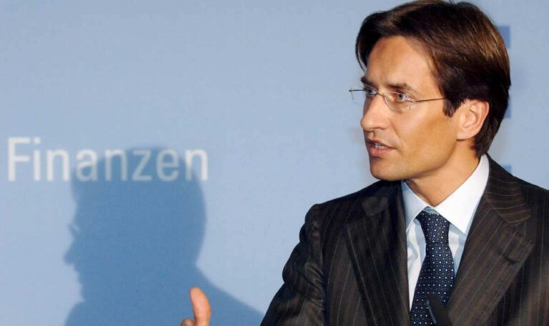 Neuer Job für Ex-Finanzminister: Grasser verteilt jetzt Unterwäsche und Bettwäsche