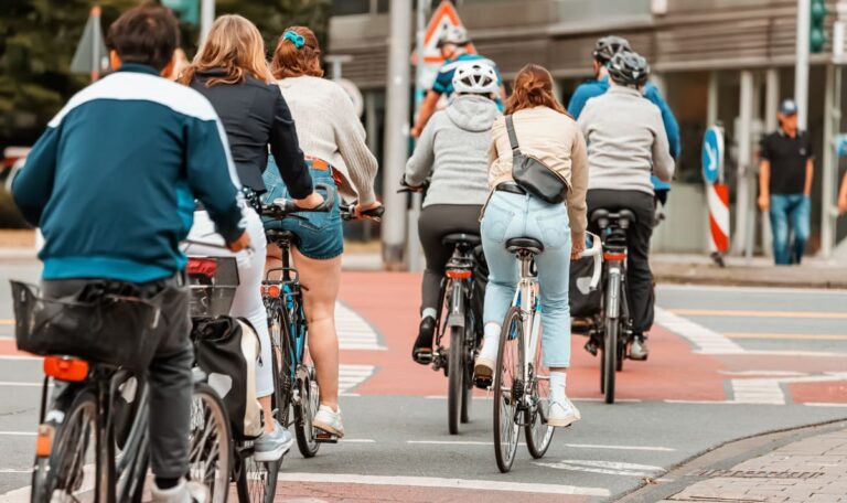 Serbische Studenten radeln von Novi Sad über Wien nach Straßburg