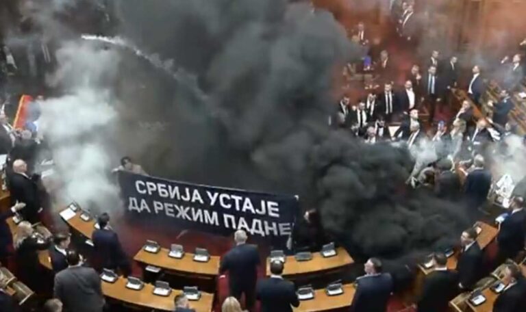 Schlägerei und Rauchbomben im serbischen Parlament (VIDEOS)
