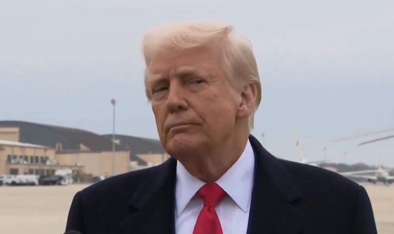 Reporterin schlägt Trump Mikrofon ins Gesicht (VIDEO)