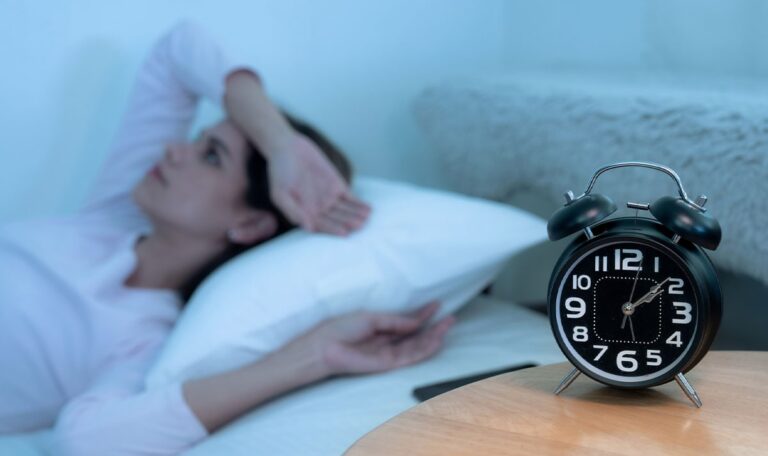 Zwischen 2 & 3 Uhr nachts: Was steckt hinter dem plötzlichen Erwachen?