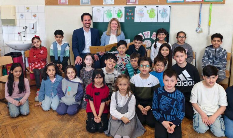 Bildungsminister Wiederkehr und Vizebürgermeisterin Emmerling fördern Lesekompetenz