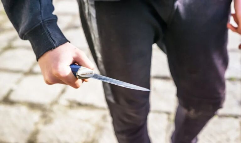 Mann sticht in Wien mit Messer auf 18-Jährigen ein