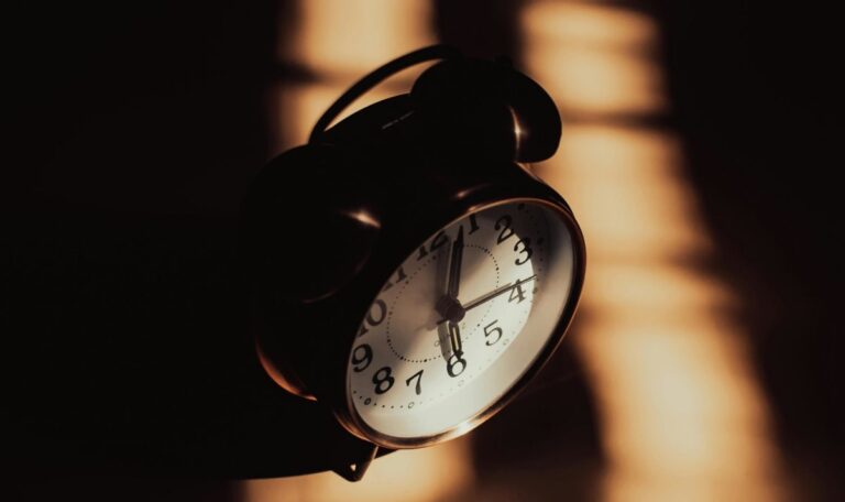 Zeitumstellung: Kann uns der Verlust einer Stunde Schlaf schaden?