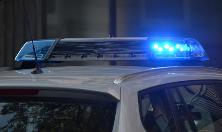 Schwerer Crash bei Hetzendorf: Person im Auto eingeklemmt