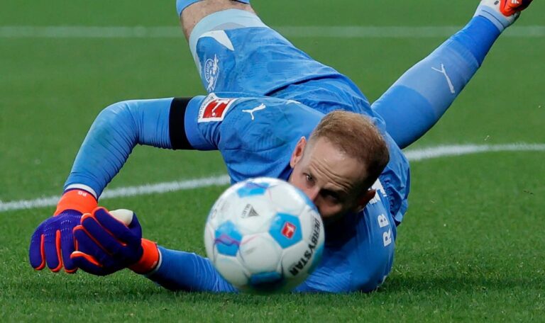 Schock-Moment in der Bundesliga: Ex-Salzburger kollabiert nach Zusammenprall