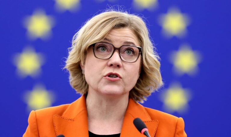 Macht-Kampf eskaliert: Europas Frontalangriff auf Facebook & Co
