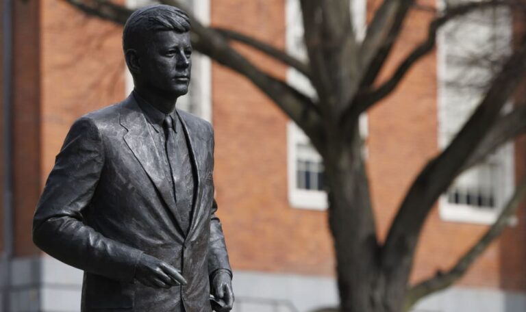 Jahrzehnte unter Verschluss: Trump öffnet endlich Kennedy-Akte