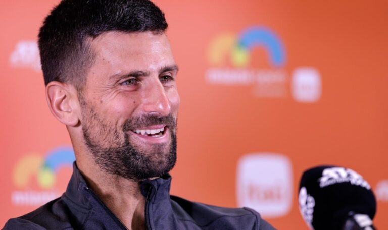 Neuer Look, alte Stimme: Djokovic überrascht mit Gesangseinlage