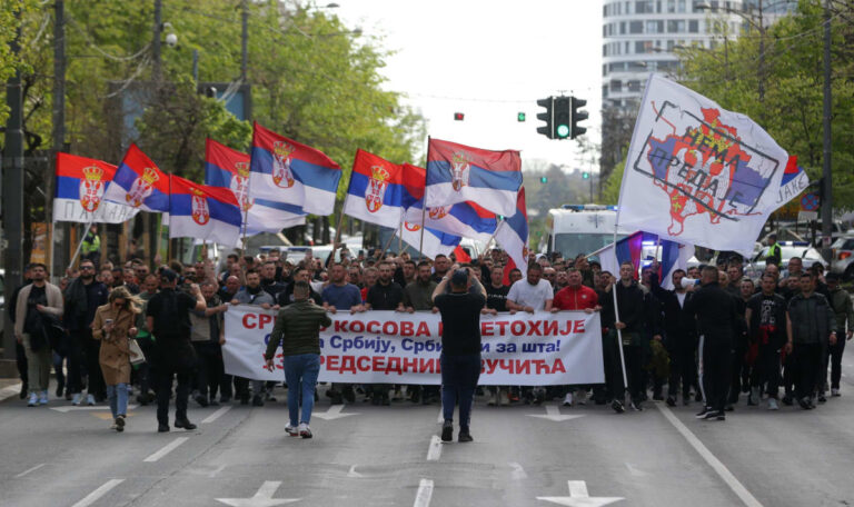 Belgrad im Ausnahmezustand: Tausende marschieren für Vučić