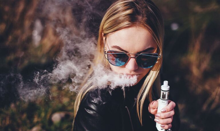 Neue Suchtgefahr? Jugendliche greifen zu E-Zigaretten & Nikotinbeuteln