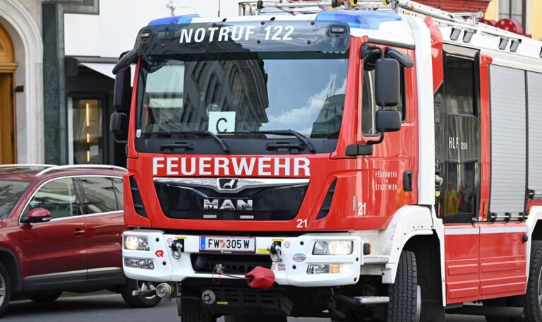 Gasexplosion reißt Wohnungswand ein – Familien mit Kindern entkommen knapp
