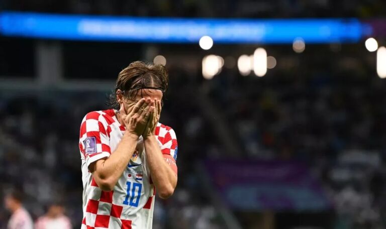 Fetzerei in Umkleidekabine: Real-Kicker geht auf Luka Modrić los