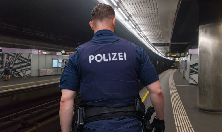 U-Bahn: Mann würgt Kind und schlägt Frauen ins Gesicht