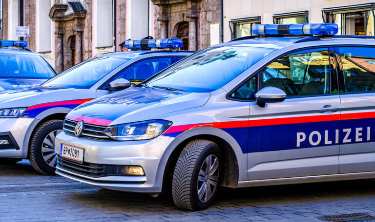 Menschenhändler hat Babys im Schlepperauto