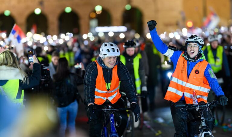 Hunderte empfingen serbische Protest-Radler mit Lichtermeer (VIDEOS)