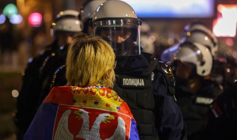 Serbische Studenten blockieren Rundfunksender (VIDEOS)